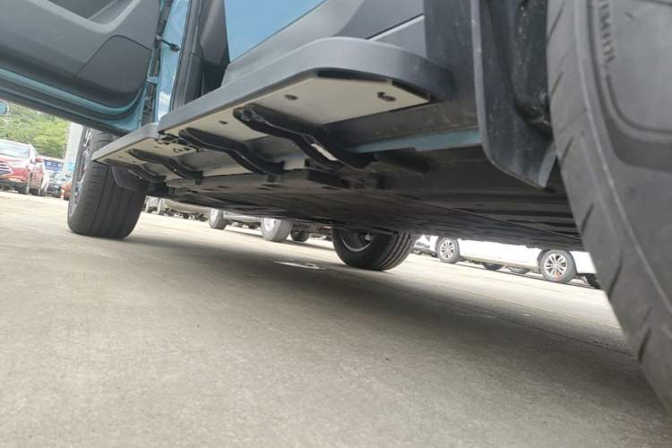 Used iCAR V27 2026 Model 210KM Two-Wheel Drive Falcon 500 Left Side Sill