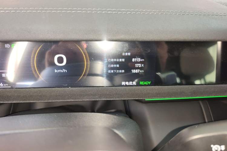 Used iCAR V27 2026 Model 210KM Two-Wheel Drive Falcon 500 Odometer Close Up