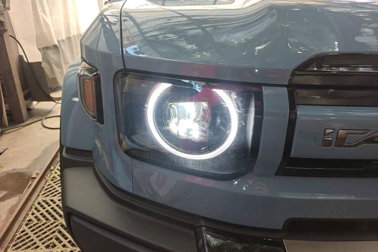 Used iCAR V27 2026 Model 210KM Two-Wheel Drive Falcon 500 Right Front Headlight