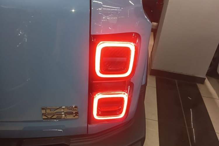 Used iCAR V27 2026 Model 210KM Two-Wheel Drive Falcon 500 Right Rear Taillight
