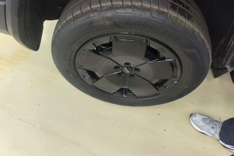 Used iCAR V27 2026 Model 210KM Two-Wheel Drive Falcon 500 Right Rear Wheel Hub
