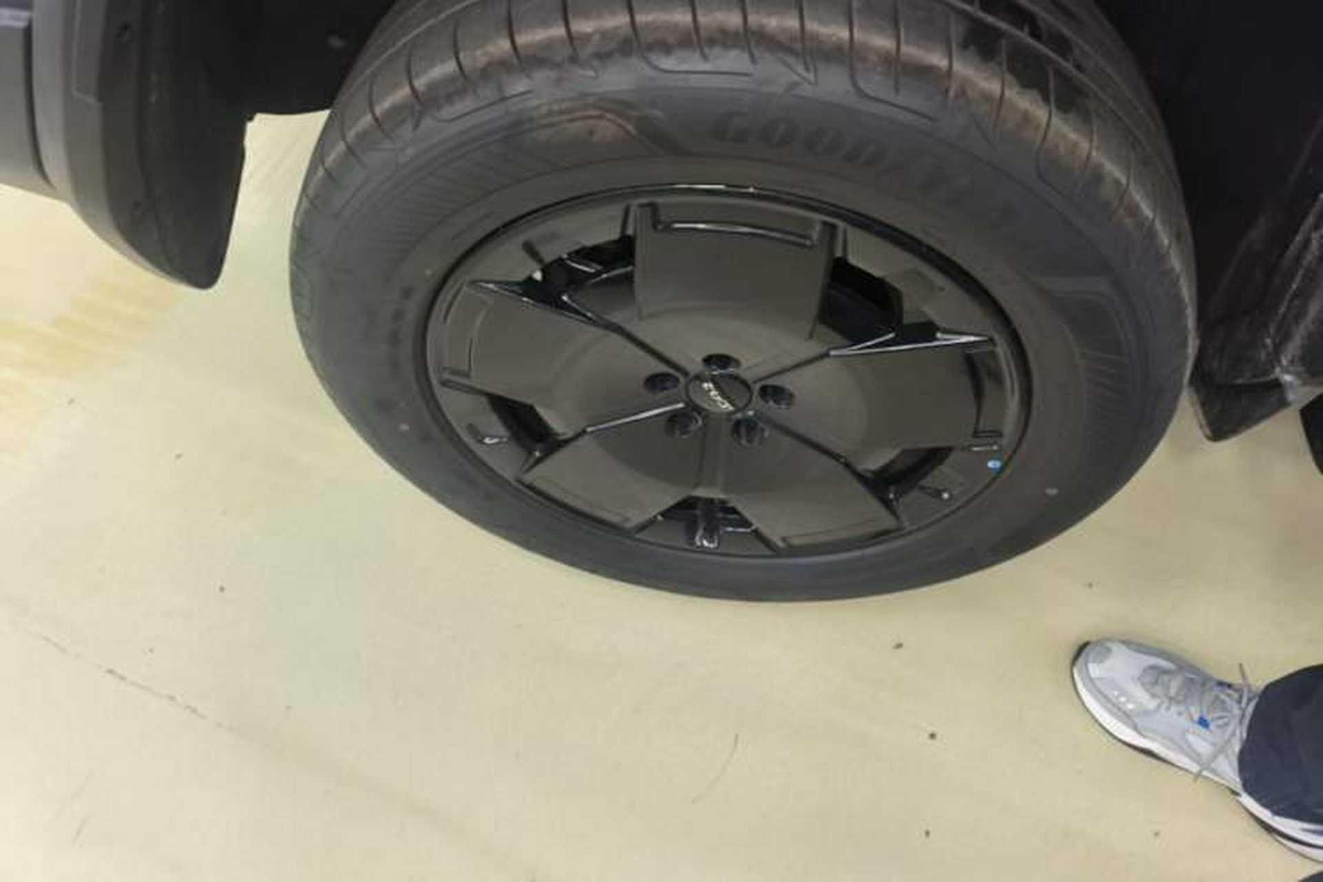 Used iCAR V27 2026 Model 210KM Two-Wheel Drive Falcon 500 Right Rear Wheel Hub