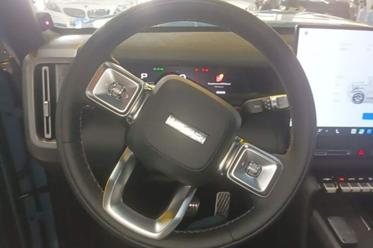 Used iCAR V27 2026 Model 210KM Two-Wheel Drive Falcon 500 Steering Wheel