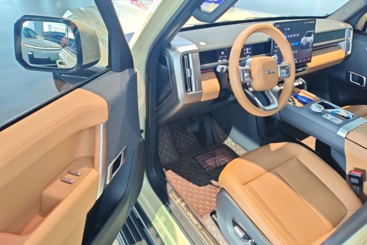 Used iCAR V27 2026 Model 200KM Four-Wheel Drive Falcon 700 Driver Seat
