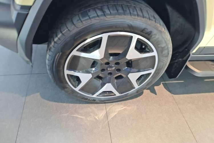 Used iCAR V27 2026 Model 200KM Four-Wheel Drive Falcon 700 Left Front Wheel Hub