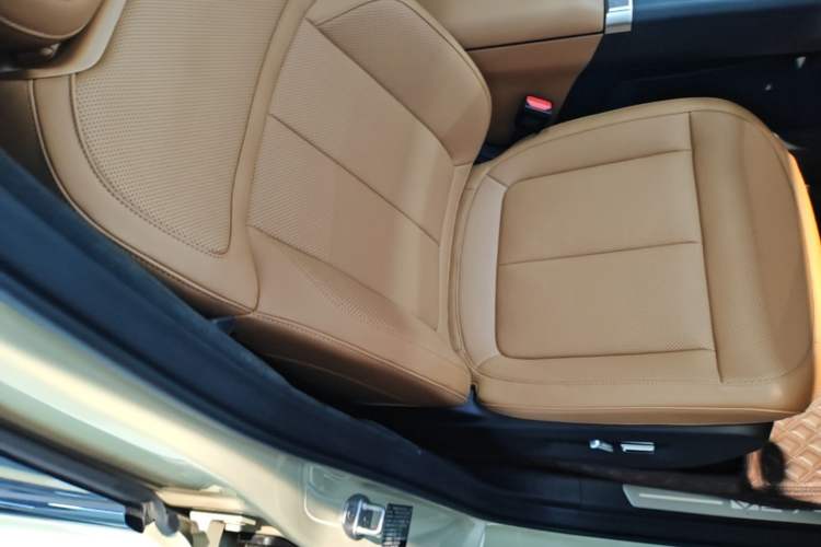 Used iCAR V27 2026 Model 200KM Four-Wheel Drive Falcon 700 Right Front Seat
