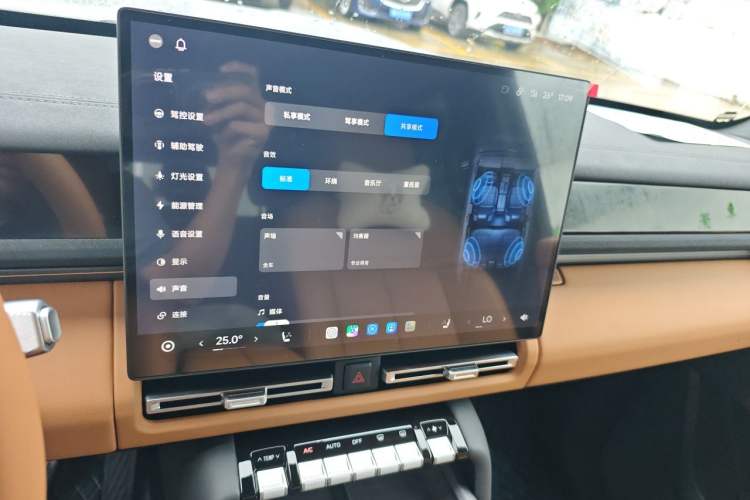 Used iCAR V27 2026 Model 200KM Four-Wheel Drive Falcon 700 Audio And AC Panel