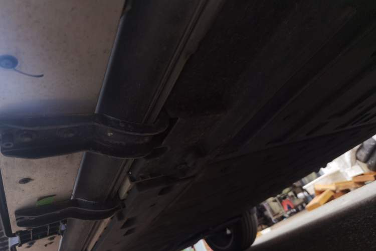 Used iCAR V27 2026 Model 200KM Four-Wheel Drive Falcon 500 Chassis Rear Left