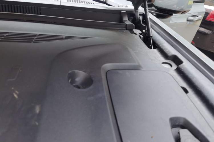 Used iCAR V27 2026 Model 200KM Four-Wheel Drive Falcon 500 Engine Bay Left