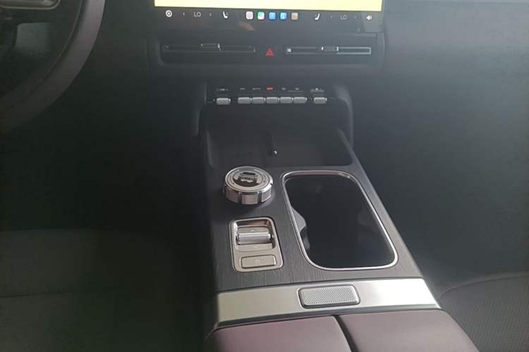 Used iCAR V27 2026 Model 200KM Four-Wheel Drive Falcon 500 Gear Lever