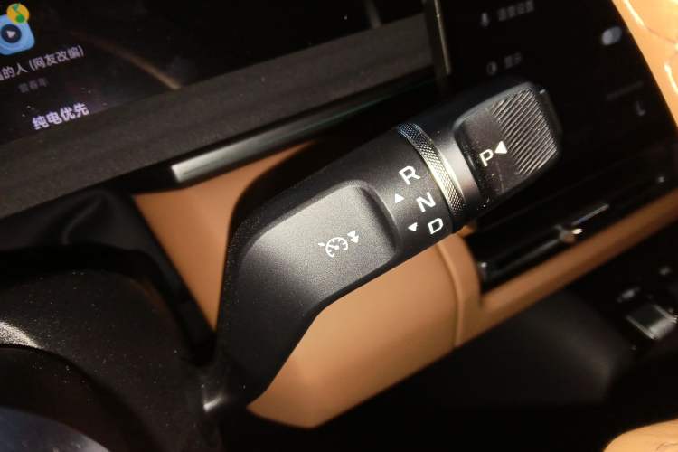 Used iCAR V27 2026 Model 200KM Four-Wheel Drive Falcon 500 Gear Lever