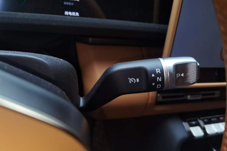 Used iCAR V27 2026 Model 200KM Four-Wheel Drive Falcon 500 Gear Lever