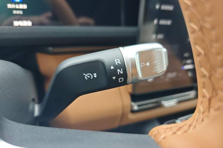Used iCAR V27 2026 Model 200KM Four-Wheel Drive Falcon 700 Gear Lever