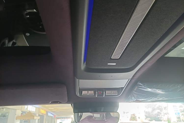 Used iCAR V27 2026 Model 200KM Four-Wheel Drive Falcon 500 Headliner