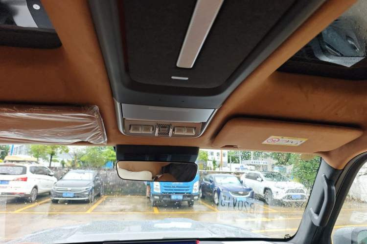 Used iCAR V27 2026 Model 200KM Four-Wheel Drive Falcon 700 Headliner