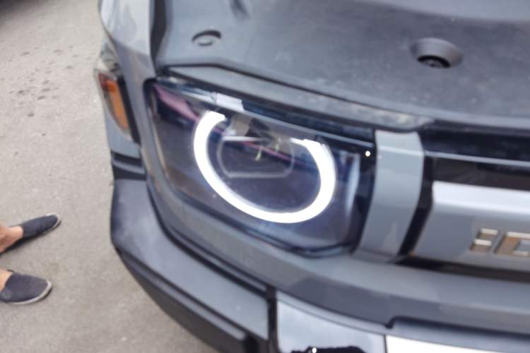 Used iCAR V27 2026 Model 200KM Four-Wheel Drive Falcon 500 Right Front Headlight