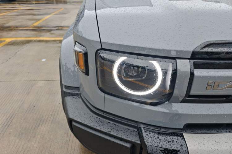Used iCAR V27 2026 Model 200KM Four-Wheel Drive Falcon 700 Right Front Headlight