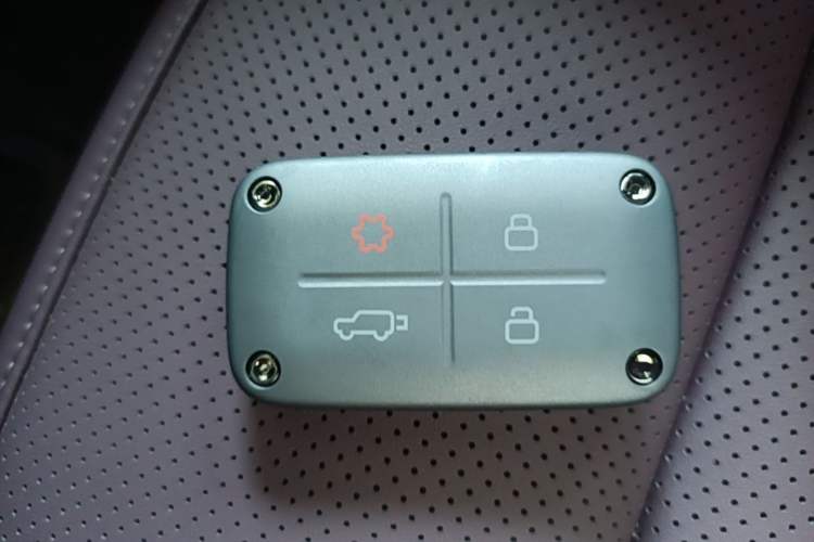 Used iCAR V27 2026 Model 200KM Four-Wheel Drive Falcon 500 Vehicle Key
