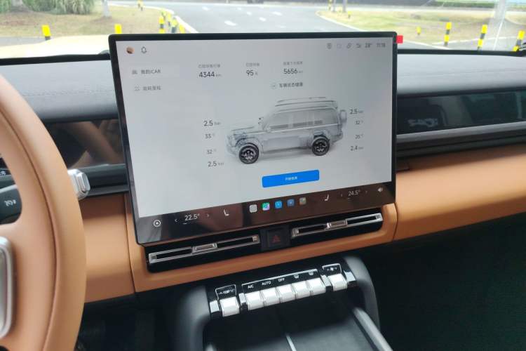 Used iCAR V27 2026 Model 200KM Four-Wheel Drive Falcon 700 Audio And AC Panel