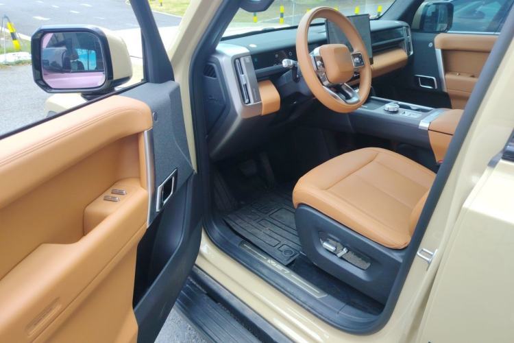 Used iCAR V27 2026 Model 200KM Four-Wheel Drive Falcon 700 Driver Seat