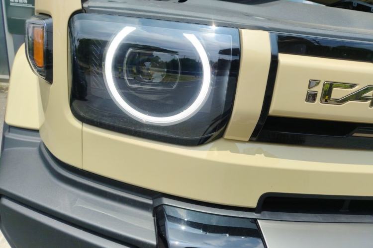 Used iCAR V27 2026 Model 200KM Four-Wheel Drive Falcon 700 Right Front Headlight