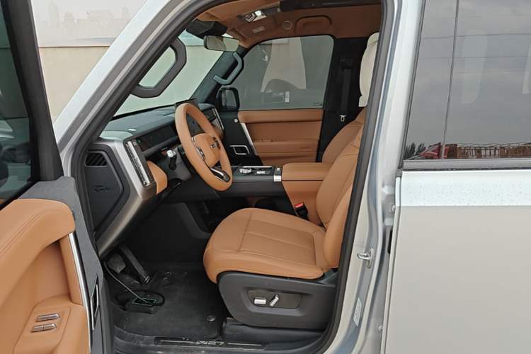 Used iCAR V27 2026 Model 200KM Four-Wheel Drive Falcon 700 Driver Seat