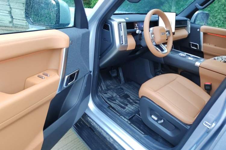 Used iCAR V27 2026 Model 200KM Four-Wheel Drive Falcon 500 Driver Seat