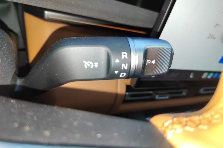 Used iCAR V27 2026 Model 200KM Four-Wheel Drive Falcon 500 Gear Lever