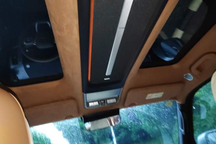 Used iCAR V27 2026 Model 200KM Four-Wheel Drive Falcon 500 Headliner