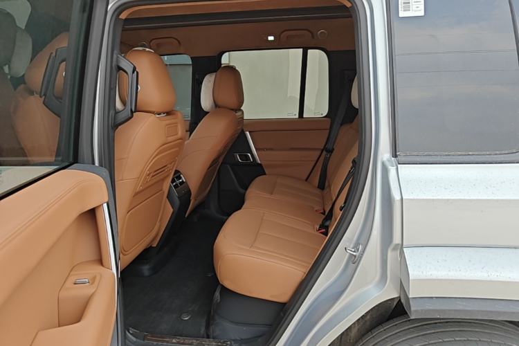 Used iCAR V27 2026 Model 200KM Four-Wheel Drive Falcon 700 Left Rear Seat