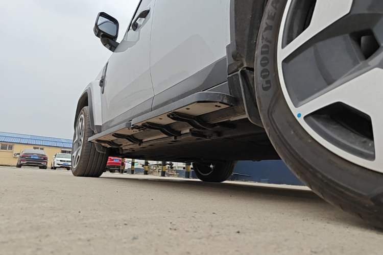 Used iCAR V27 2026 Model 200KM Four-Wheel Drive Falcon 700 Left Side Sill