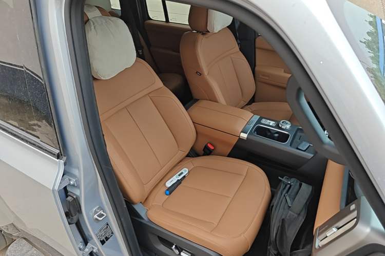 Used iCAR V27 2026 Model 200KM Four-Wheel Drive Falcon 700 Right Front Seat