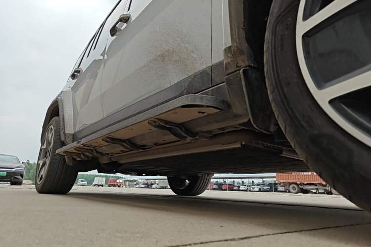 Used iCAR V27 2026 Model 200KM Four-Wheel Drive Falcon 700 Right Side Sill