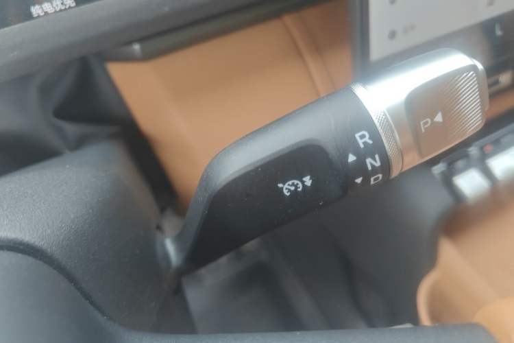Used iCAR V27 2026 Model 200KM Four-Wheel Drive Falcon 500 Gear Lever