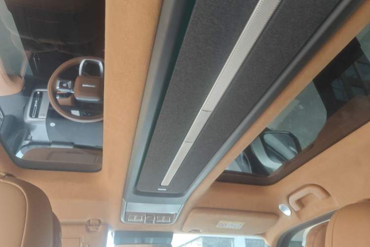 Used iCAR V27 2026 Model 200KM Four-Wheel Drive Falcon 500 Headliner