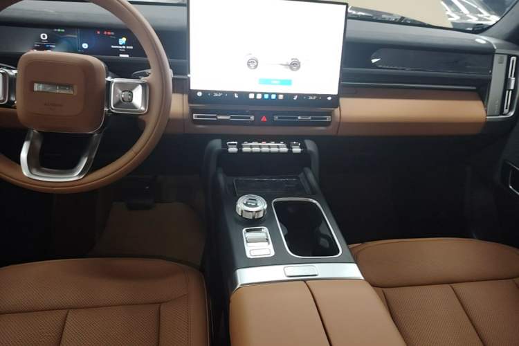 Used iCAR V27 2026 Model 200KM Four-Wheel Drive Falcon 500 Audio And AC Panel