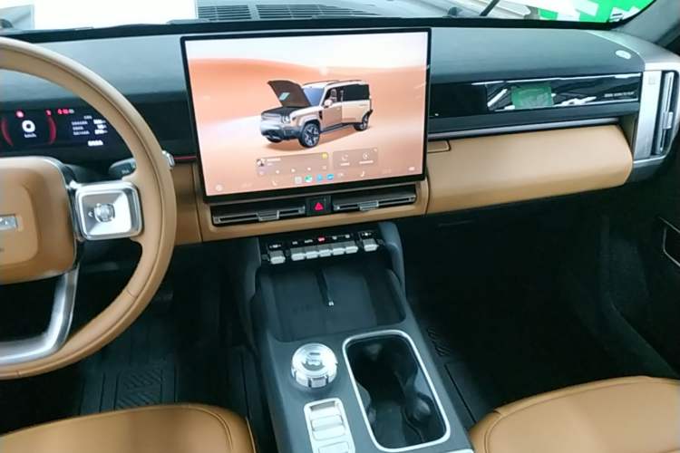 Used iCAR V27 2026 Model 200KM Four-Wheel Drive Falcon 700 Audio And AC Panel