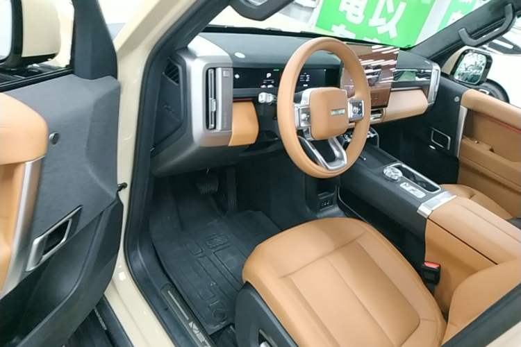 Used iCAR V27 2026 Model 200KM Four-Wheel Drive Falcon 700 Driver Seat