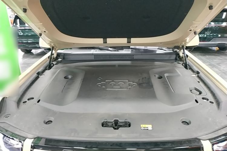 Used iCAR V27 2026 Model 200KM Four-Wheel Drive Falcon 700 Engine Bay