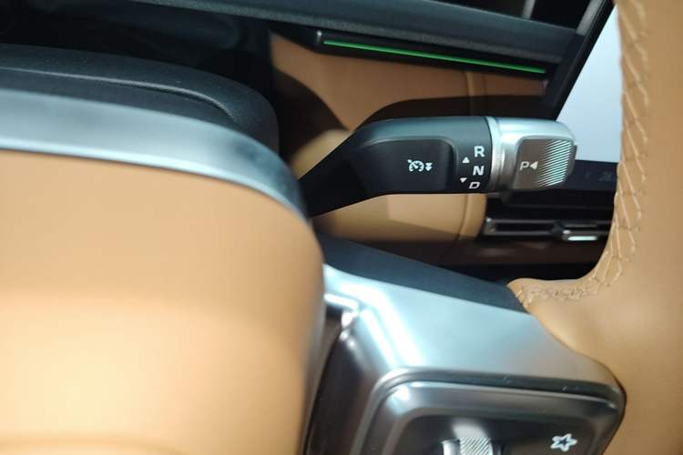 Used iCAR V27 2026 Model 200KM Four-Wheel Drive Falcon 500 Gear Lever