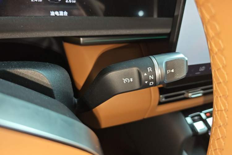 Used iCAR V27 2026 Model 200KM Four-Wheel Drive Falcon 700 Gear Lever
