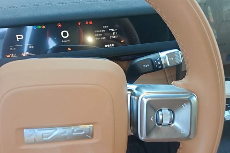 Used iCAR V27 2026 Model 200KM Four-Wheel Drive Falcon 700 Gear Lever