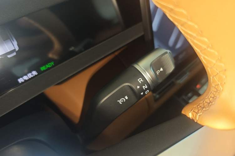 Used iCAR V27 2026 Model 200KM Four-Wheel Drive Falcon 700 Gear Lever