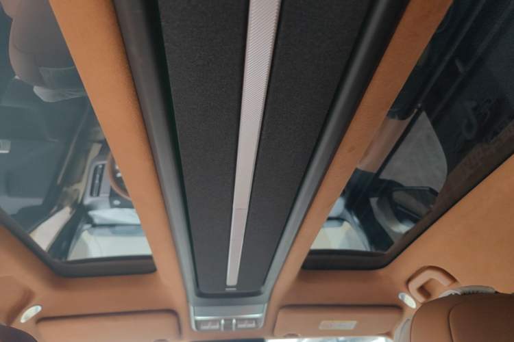 Used iCAR V27 2026 Model 200KM Four-Wheel Drive Falcon 500 Headliner