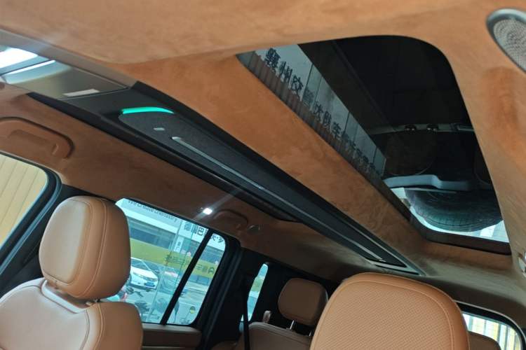 Used iCAR V27 2026 Model 200KM Four-Wheel Drive Falcon 700 Headliner