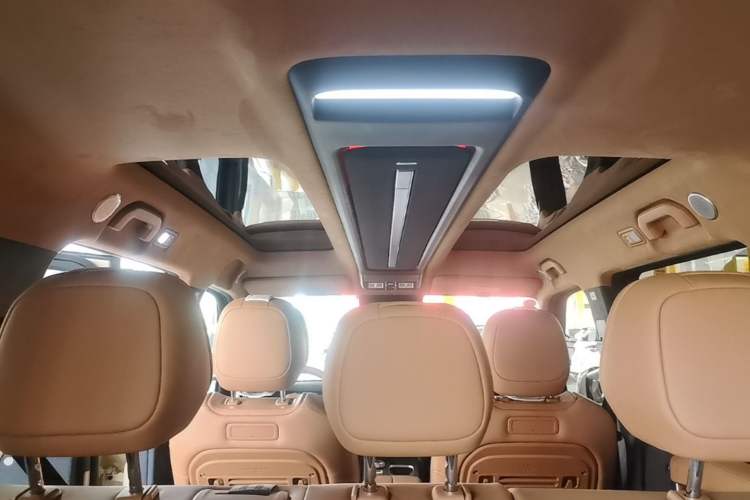 Used iCAR V27 2026 Model 200KM Four-Wheel Drive Falcon 700 Headliner