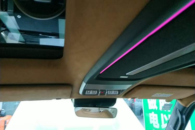 Used iCAR V27 2026 Model 200KM Four-Wheel Drive Falcon 700 Headliner