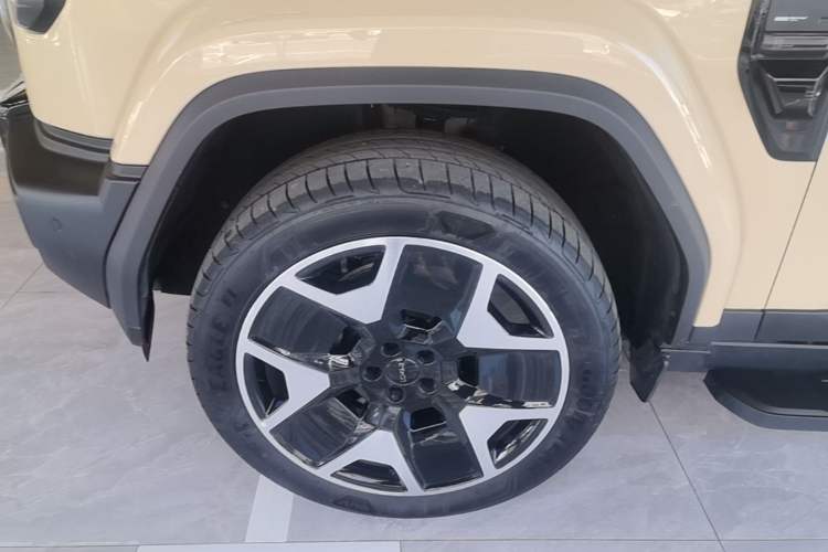 Used iCAR V27 2026 Model 200KM Four-Wheel Drive Falcon 700 Left Front Wheel Hub