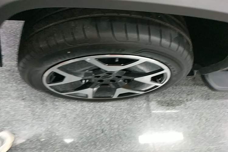 Used iCAR V27 2026 Model 200KM Four-Wheel Drive Falcon 700 Left Front Wheel Hub