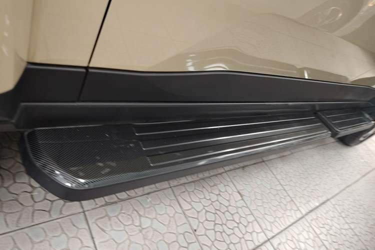 Used iCAR V27 2026 Model 200KM Four-Wheel Drive Falcon 500 Left Side Sill